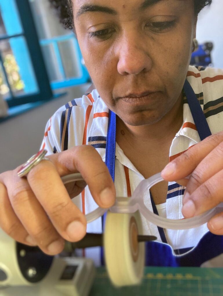 Giu Pachá em seu processo artesanal de criação de óculos - (Foto: Giu Pachá)